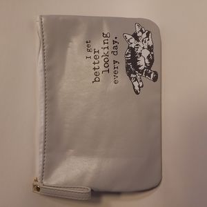 BAG Features CAT Cosmetic Make Up Clutch zippered grey  New without tag